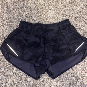 lululemon hotty hot shorts 2.5in size 4